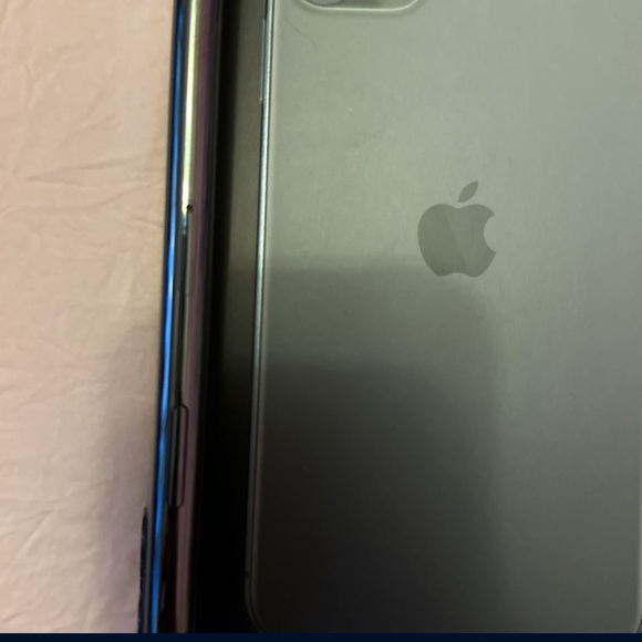 Midnight Green iPhone 11 Pro Max - Picture 4 of 9